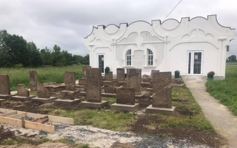 Более 30 еврейских надгробий нашли и установили на известном кладбище под Хмельницким